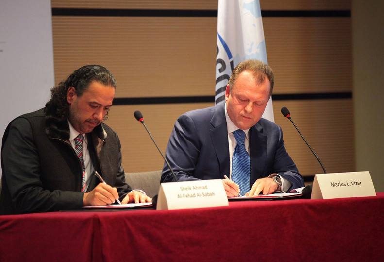 Marius Vizer (right) and Sheikh Ahmad Al Fahad Al Sabah signing an agreement in 2013 ©SportAccord 